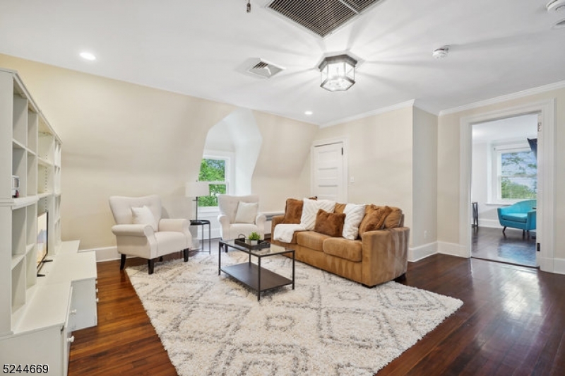 OLD SHORT HILLS - Residential