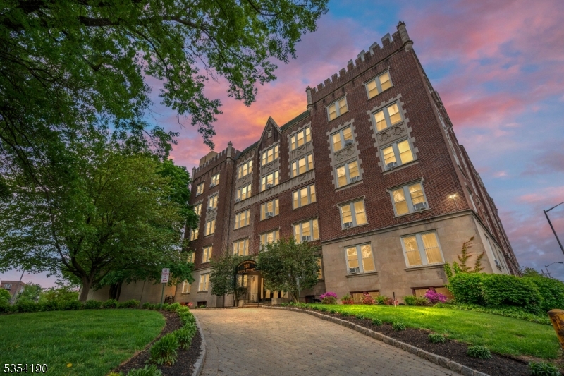 Updated 1 Bedroom In Desirable Morristown!!! Hardwood Floors, High Ceilings, Separate Dining Area, Freshly Painted & Much More!!! Laundry In Building, Parking Included, Heat & and Included!!!  Close To Train Station  ..... Walking Distance To Restaurants, Shopping & Pubs ... Great Rental!!! Must See!!!
