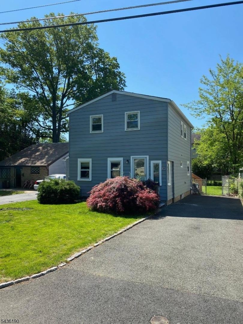 Great 3 bedroom 2 full Bathroom single family home. Freshly painted and ready to move in . We will be looking at 2 months banking statements, a Full credit report, last 2 paystubs for proof of employment. Tenant responsible for pest services and first $150 in repairs.