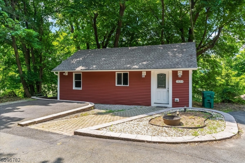 Detached home for rent backing up to wooded lot. Open concept living room and kitchen with vaulted ceilings. Minutes away from downtown and all major shopping.