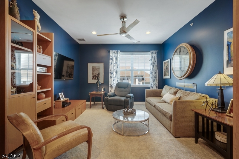 TOP FLR DEEDEDGARAGE BEAUTY - Residential