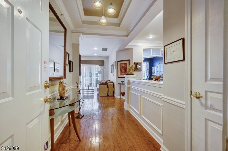 TOP FLR DEEDEDGARAGE BEAUTY - Residential