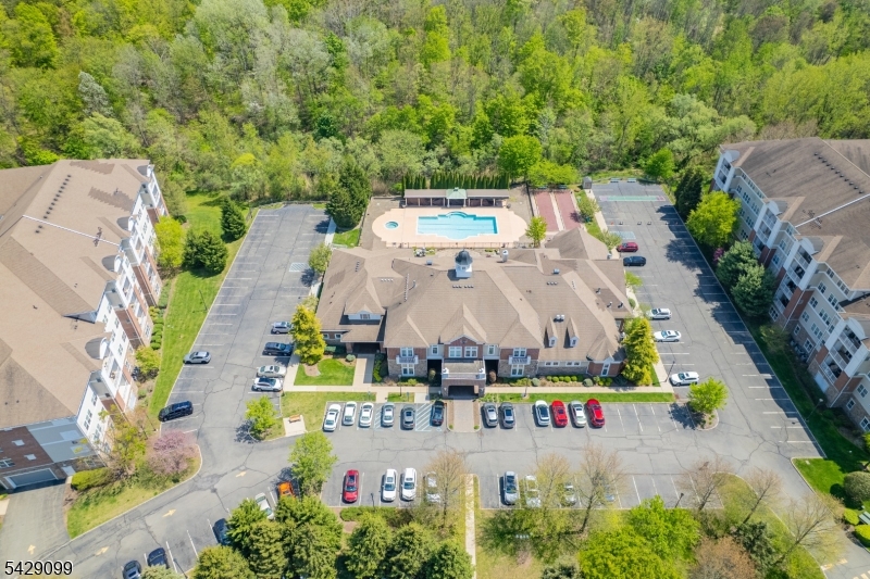 TOP FLR DEEDEDGARAGE BEAUTY - Residential