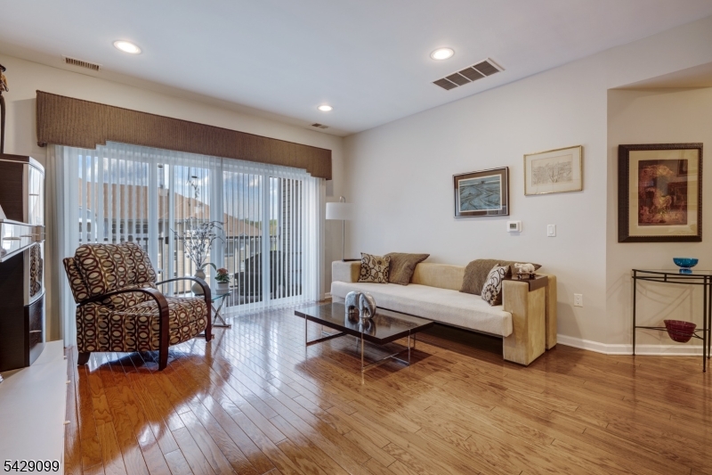 TOP FLR DEEDEDGARAGE BEAUTY - Residential