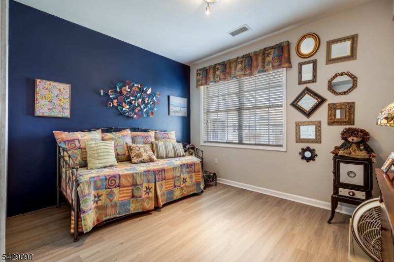 TOP FLR DEEDEDGARAGE BEAUTY - Residential