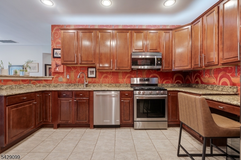 TOP FLR DEEDEDGARAGE BEAUTY - Residential