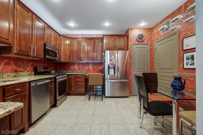 TOP FLR DEEDEDGARAGE BEAUTY - Residential