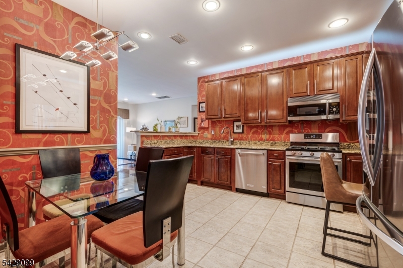 TOP FLR DEEDEDGARAGE BEAUTY - Residential