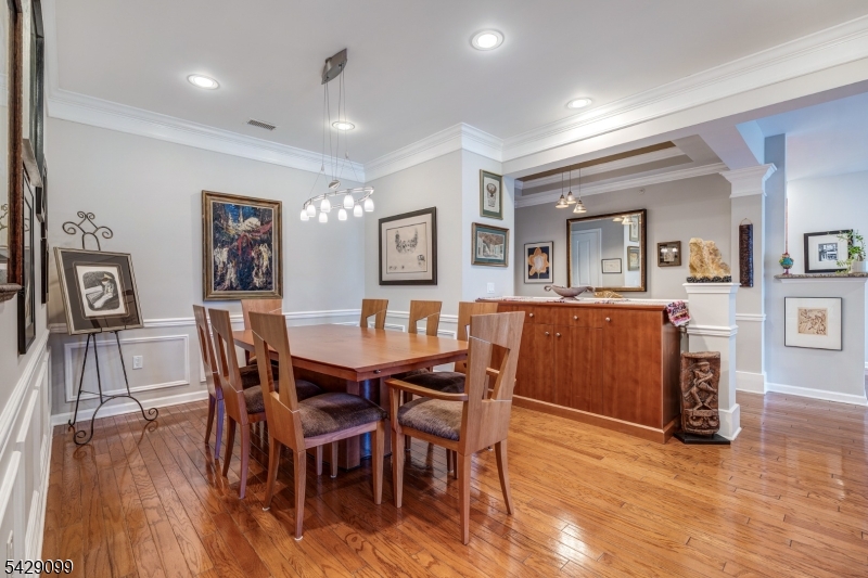 TOP FLR DEEDEDGARAGE BEAUTY - Residential