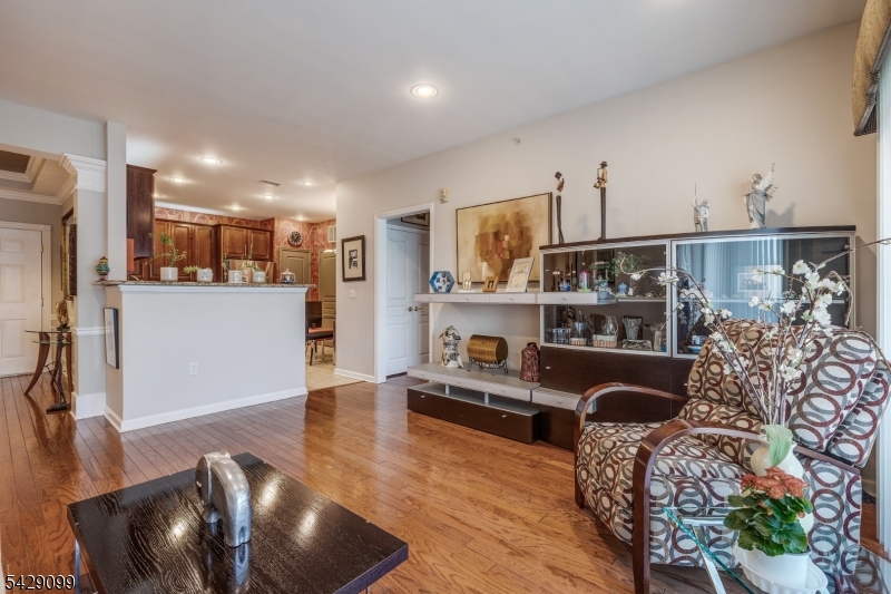 TOP FLR DEEDEDGARAGE BEAUTY - Residential