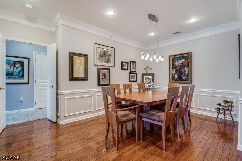 TOP FLR DEEDEDGARAGE BEAUTY - Residential