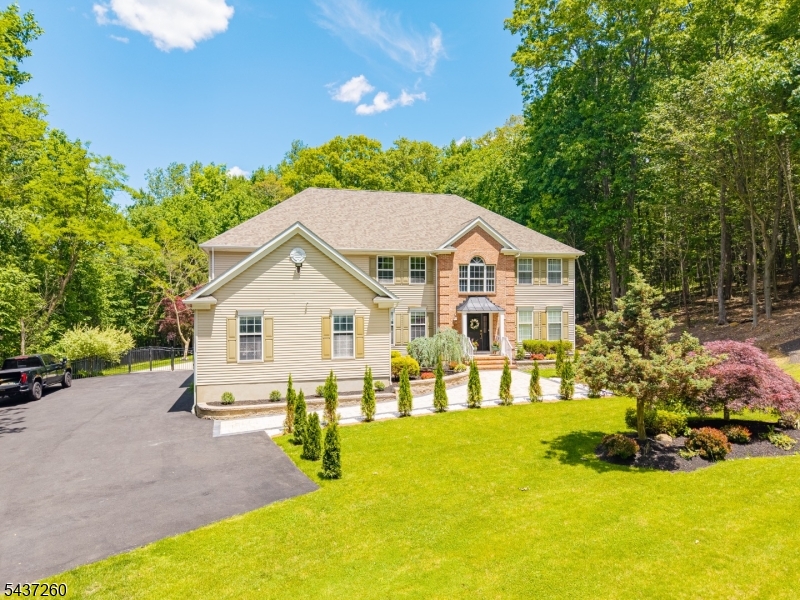 Huge & beautiful single family house situate in 7.6 acres lot, with 5 big beds & 4 full baths, kitchen, living & dining rooms, family room, finished basement, 3 car garage, and of course private backyard oasis with an in-ground pool.