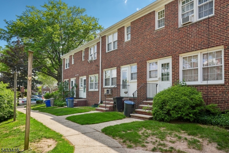 MAPLEWOOD VILLAGE BLDG 8. - Residential