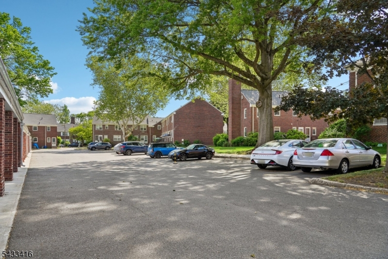 MAPLEWOOD VILLAGE BLDG 8. - Residential