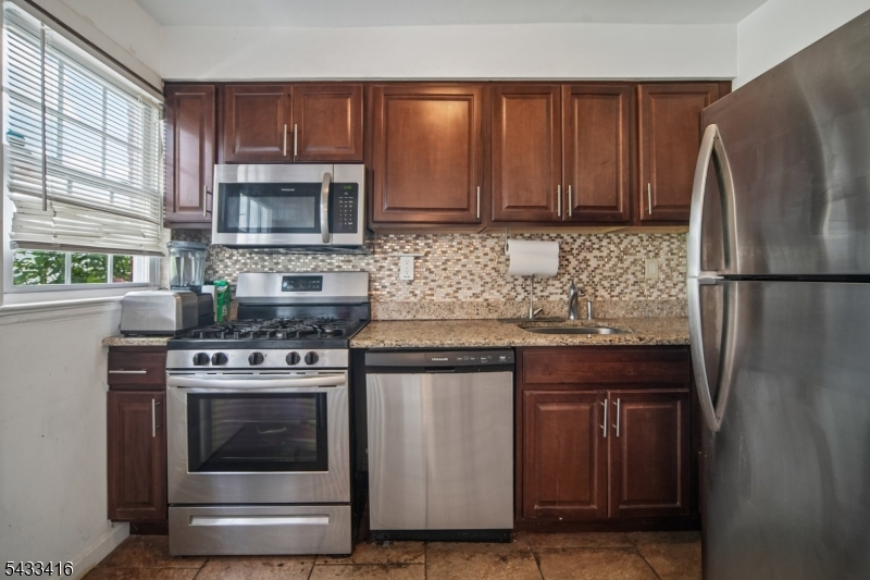 MAPLEWOOD VILLAGE BLDG 8. - Residential