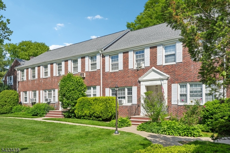 MAPLEWOOD VILLAGE BLDG 8. - Residential