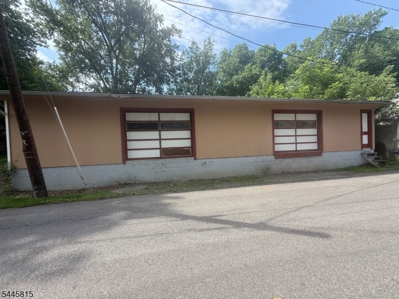 Versatile warehouse space with electric service and an open layout, offering a variety of potential uses. Ideal for storage, e-commerce and drop-shipping operations, light assembly, contractor equipment or inventory storage, hobbyists, makers, or workshop space. Convenient Belvidere location with easy access to surrounding areas. Great opportunity for a small business or anyone in need of flexible warehouse space. Building dimensions are 55'x20'.