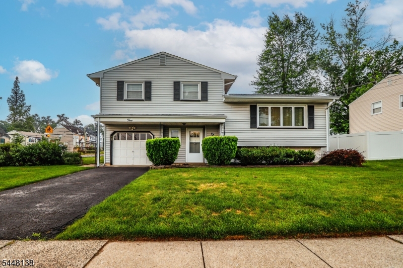 Pride of ownership shows throughout this 3 bedroom, 1 1/2 bath lower entry split located in desirable Oakridge Heights section with EZ access to everything. Train, bus, shopping, parks,access to main roads, airport, library, doctors, restaurants all nearby*Features Formal Lr & Dr, Eat in Kitchen, family room w/sliders to fenced yard. Large primary bedroom fits king sized bed*wood floors*gas heat*C/A*partial basement, garage* lovingly maintained by owner*Make this your Home Sweet Home!