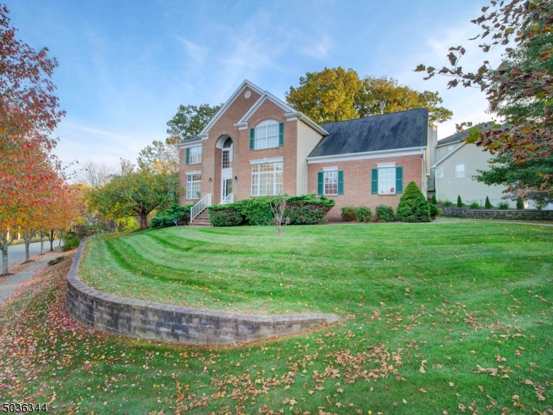 WELCOME HOME TO THIS METICULOUS, CENTER HALL COLONIAL W 360 DEGREE VIEWS, LOCATED ON A CORNER LOT ON A CUL-DE-SAC IN HIGHLY DESIRABLE POETS PEAK.  ENTER INTO THE 2 STORY FOYER WITH PALLADIUM WINDOWS. WOOD-BURNING FP IN FAMILY ROOM. GRANITE COUNTERS, TRAVERTINE BACKSPLASH, SKYLIGHTS & BUTLERS PANTRY IN THE GOURMET KITCHEN W FRENCH DOOR LEADING OUT TO ENTERTAINING SIZED DECK. LOVELY CONSERVATORY IS A BONUS ROOM ON THE FIRST FLOOR. THE 2ND FLOOR FEATURES 4 BEDROOMS, INCL MASTER ENSUITE, W FULL SITTING ROOM, 2 WALK-IN CLOSETS, TRAY CEILING;  BATH HAS JACUZZI-TYPE TUB, SEPARATE STALL SHOWER, DUAL VANITIES & LINEN CLOSET.  FULL BASEMENT READY FOR FINISHING, WOOD FLOORS THROUGHOUT & A 3 CAR GARAGE COMPLETE THIS HOME. CONVENIENTLY LOCATED MINS TO ALL SCHOOLS, PARKS, MAJOR HIGHWAYS, SHOPPING & NYC TRANSIT.