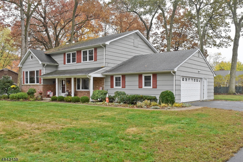 Beautiful 4 Bedroom, 3 Full Bath Split located in the flats of Morris Plains. Hardwood floors throughout, open floor plan, large level yard makes this house great for entertaining. Close to parks, train,major highways, shopping, restaurants and more.