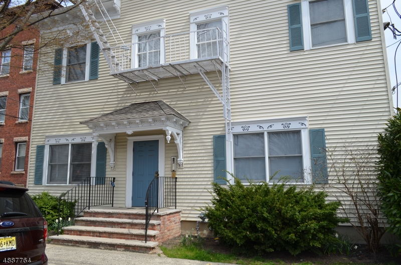 Large 1 Bedroom on third floor w loads of closet space. Convenient walk to town and train location. Town parking lot across the street w permit obtained by Police Station ($150). Laundromat is across the street. Best amount of space and location for the money, in Madison