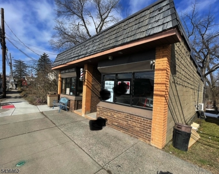 This storefront offers prime visibility and foot traffic. With ample natural light and open layout it's ideal for customization. Amenities include heating/colling and a restroom, with convenient parking nearby. This space presents an excellent opportunity in a vibrant community. Close to major highways.