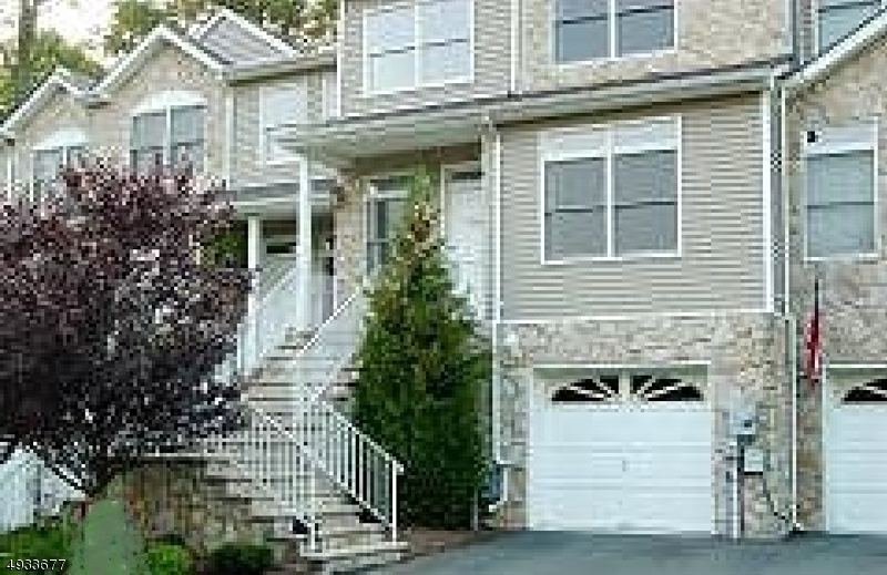Oak model 3 bedroom interior townhouse with great room and hardwood floors. Great location, easy commuting options
