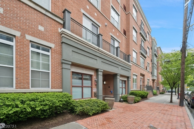 Crescent Ct Condominiums - Residential