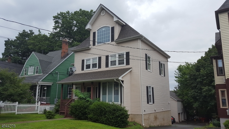 Fantastic location and great condition.  1 bedroom 1 bath with dishwasher, washer and dryer in unit and basement for plenty of storage.  Hardwood floors throughout updated kitchen and bath