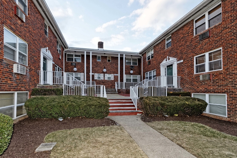 Convenient location. Close to shopping, restaurants, etc. You can't beat this affordable 1 bedroom with heat included. Plenty of parking also.  You'll love the large master bedroom with 2 big closets. Laundry on site. No Pets.  Maximum of 2 occupants as per town.