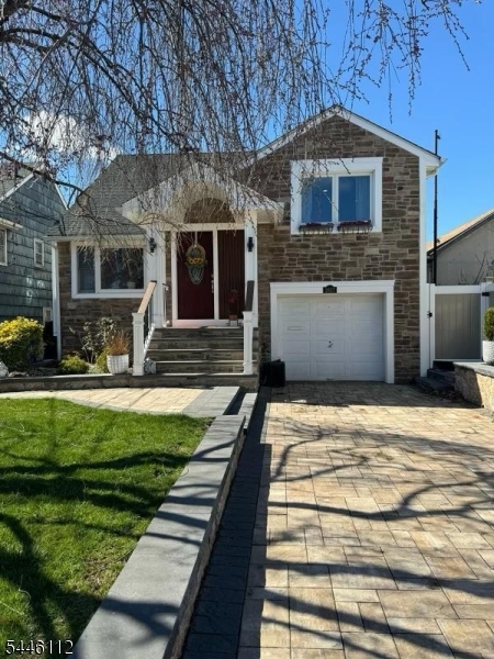 Single Family with 3bedrooms and 2 full bath, conveniently located in Sunnyside, near major highways and shopping center.