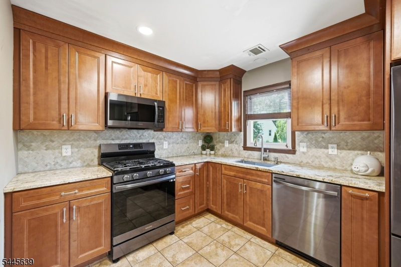 LAKE SWANNONOA - Residential