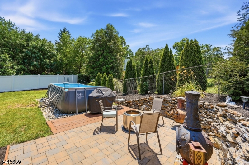 LAKE SWANNONOA - Residential