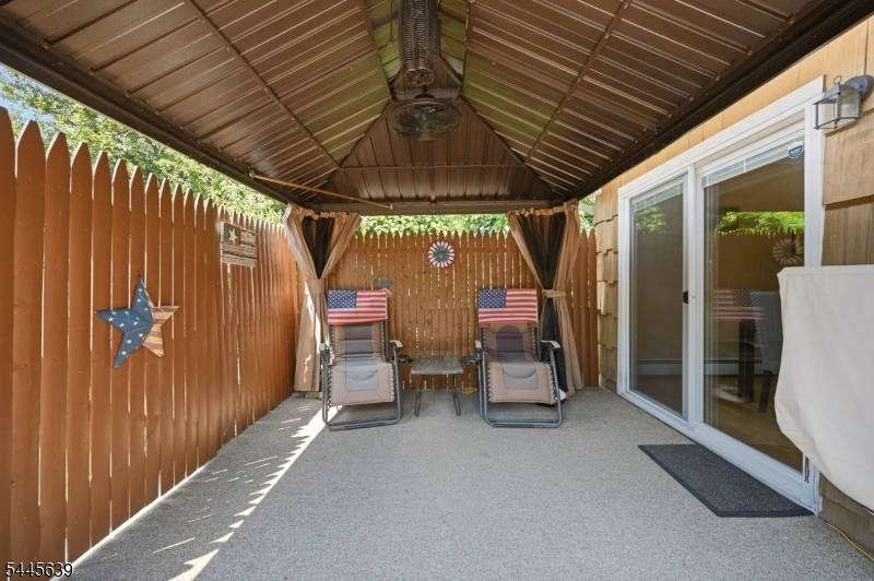LAKE SWANNONOA - Residential
