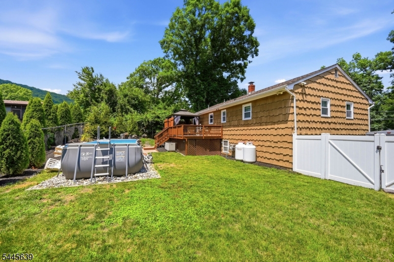 LAKE SWANNONOA - Residential