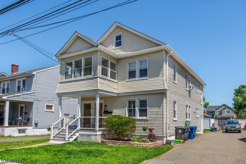 Lovely 2 Bedroom, 1 Bath Apartment in prime Fairchild neighborhood.  Sunny, spacious living space and dining room. Hardwood floors, ceiling fans and laundry in unit.  Large storage and easy street parking. Convenient location, super close to center of Morristown and both train stations.  Minutes to restaurants, shops, trails. Close to major highways 287, 80, 24. A quiet, ultimate prime location!