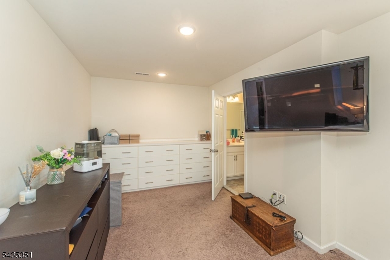 KENSINGTON SQUARE - Residential Lease