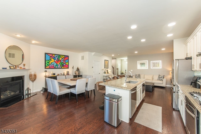 KENSINGTON SQUARE - Residential Lease