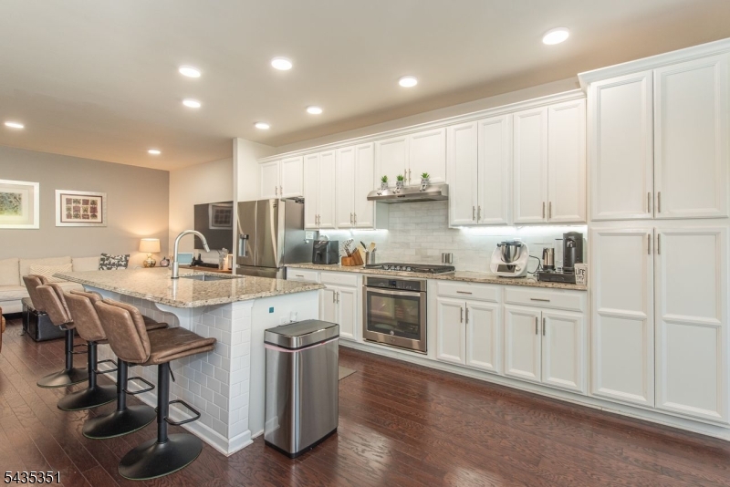 KENSINGTON SQUARE - Residential Lease