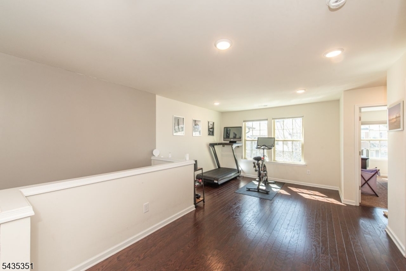 KENSINGTON SQUARE - Residential Lease