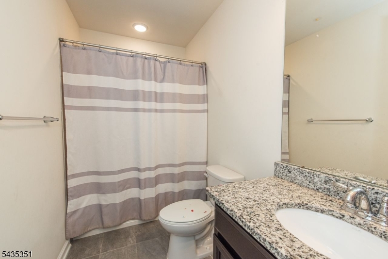 KENSINGTON SQUARE - Residential Lease