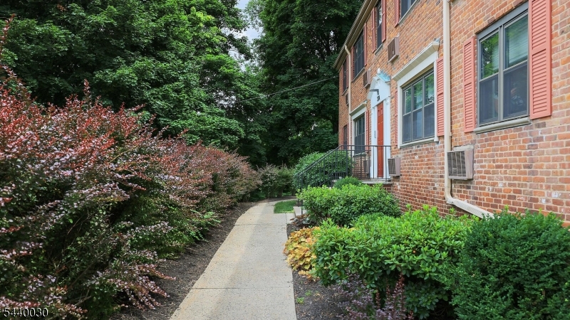 WYCHWOOD GARDENS - Residential