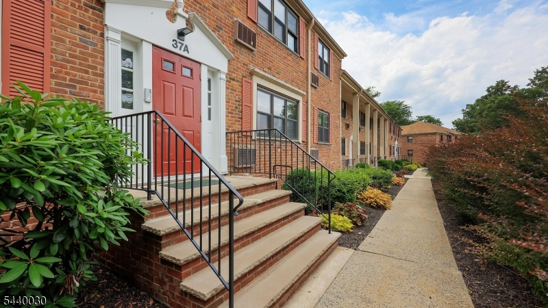 WYCHWOOD GARDENS - Residential