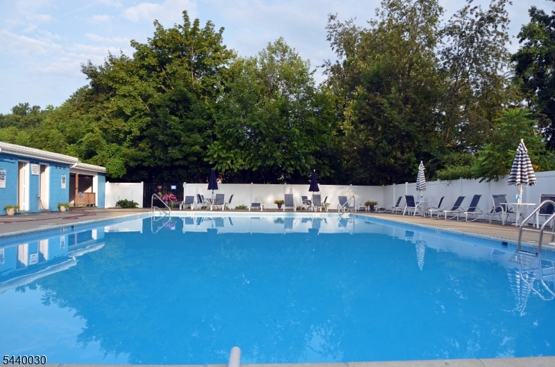 WYCHWOOD GARDENS - Residential