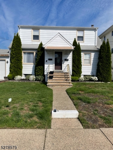 Conveniently located seconds from transportation and retail area.   This 2 BR, 1 bath features a large EIK, IN UNIT LAUNDRY AND A 1 CAR GARAGE.