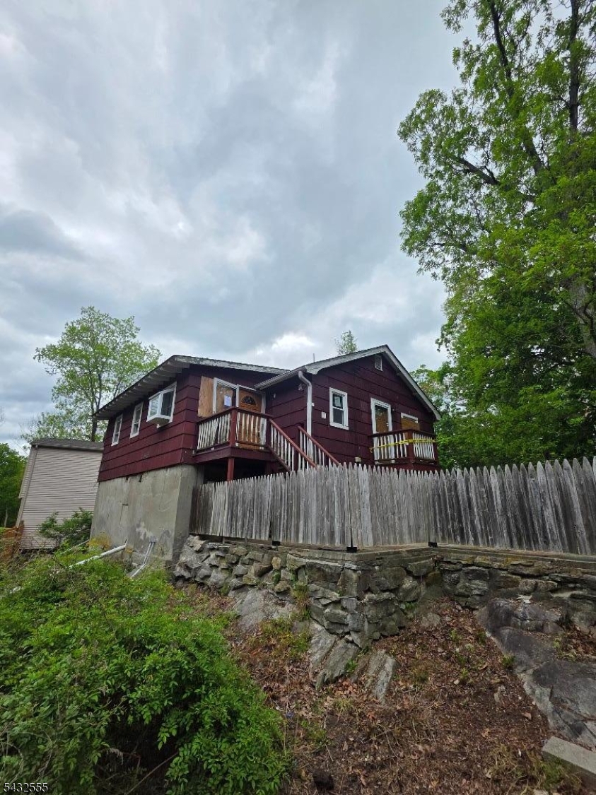 GREAT OPPORTUNITY IN WANAQUE! SINGLE FAMILY WITH INCLUDED ADDITIONAL LOTS. ALL INFORMATION DEEMED ACCURATE-