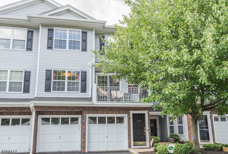 This beautiful 2 Bedroom Townhouse is ready for you. Tons of upgrades. Easy to show TEXT JEFF