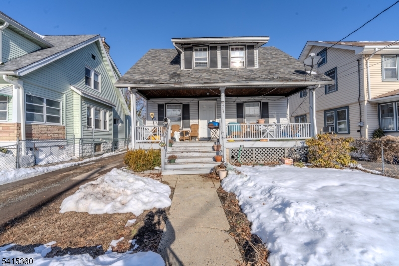Well-maintained family single property located in Plainfield. Great investment opportunity or owner-occupied property. Conveniently located near public transportation, shopping, schools, and major highways. Property being sold as-is.