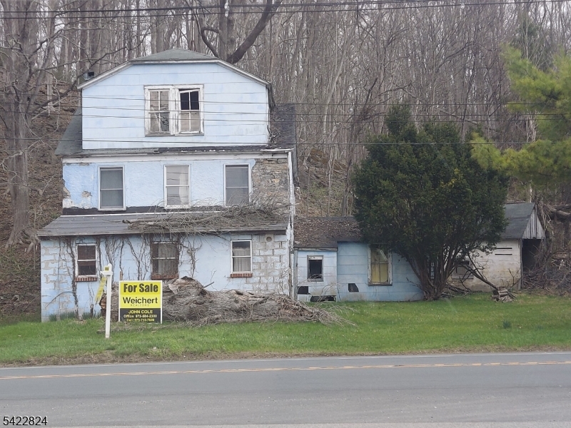 This is zoned commercial a great location for a business, high visibility