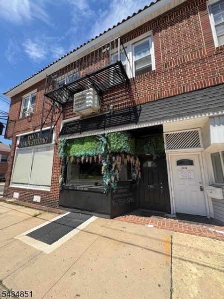 GREAT RETAIL LOCATION ON MORRIS AVE, WAS A BRAZILIAN BEAUTY WAX DESTINATION. TENANT RENOVATED AND MINI SPLIT FOR HEATING AND COOLING . THERE IS A RESTAURANT , A BRAID STORE, AND A REAL ESTATE OFFICE ON THE SAME BLOCK.